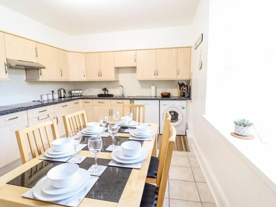 Harlech/Huge Three Bedroom/Best Location คลันเบดเดอ ภายนอก รูปภาพ
